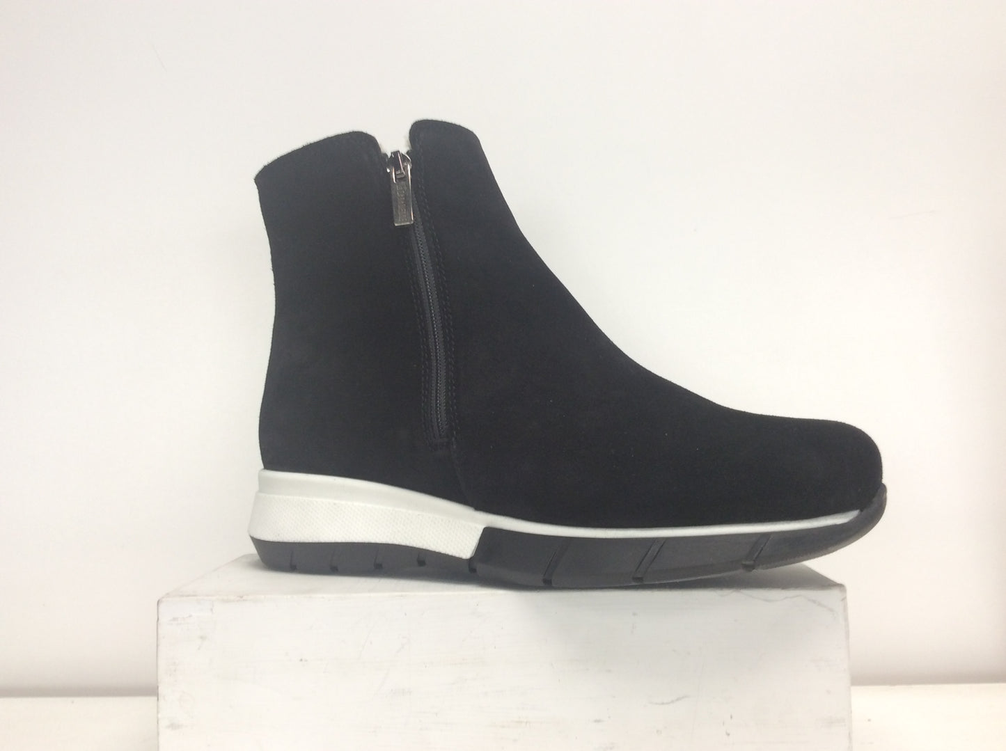 LC NIKOLA-550 BLACK SUEDE