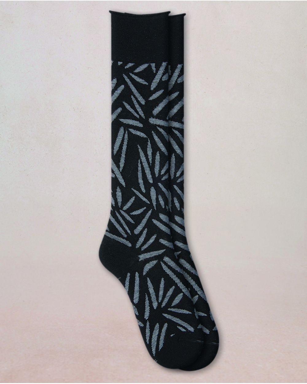 BLF 6561 AR5 BLK fine-wool-wild-leaf-knee-highs