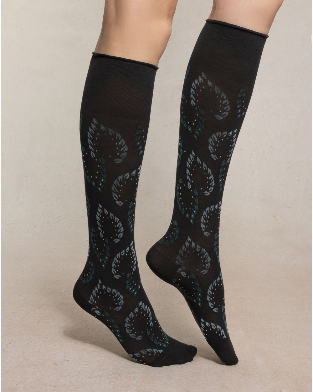 BLF 6574 BLK velvety-foliage-knee-high-socks