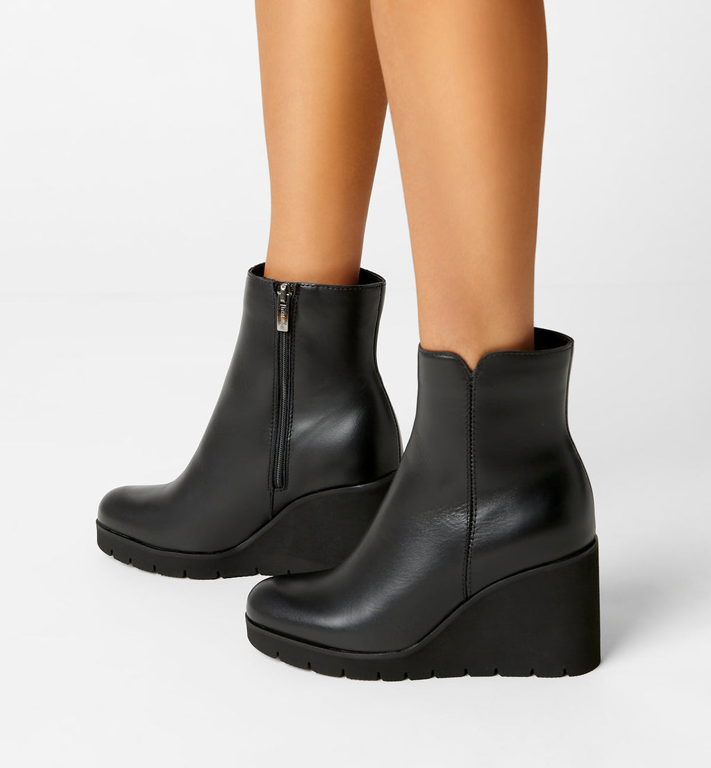 LC GO BLACK LEATHER WEDGE BOOTIE