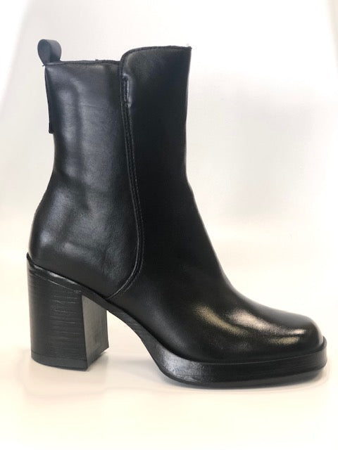 MJ 1243-300 BLACK PLATFORM HEEL SHORT