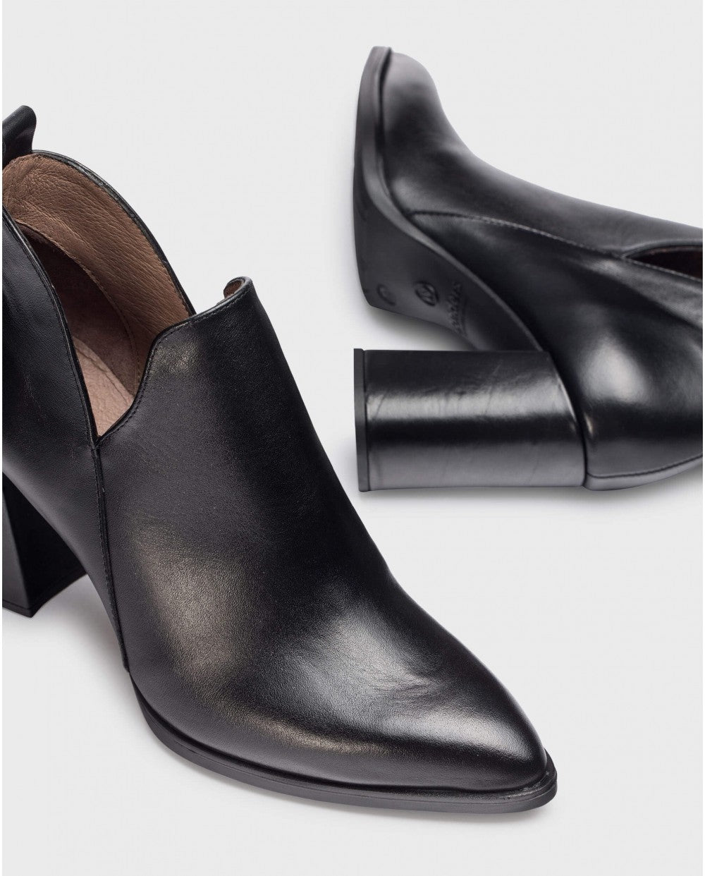 WND 1249 M5428 BLACK LEATHER BOOTIE
