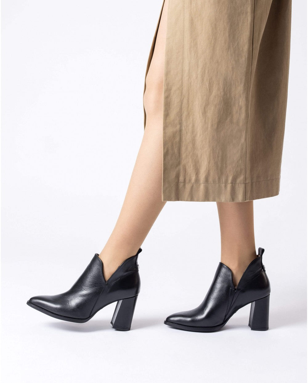 WND 1249 M5428 BLACK LEATHER BOOTIE