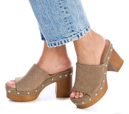 CAR 731-180 Taupe suede slide
